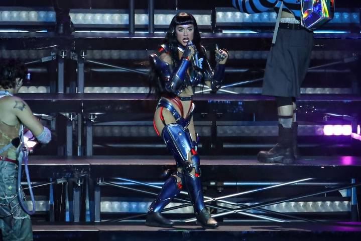 Show futurista. Katy Perry cantó No llores por mi Argentina, subió a dos fans al escenario y bromeó con los brasileños