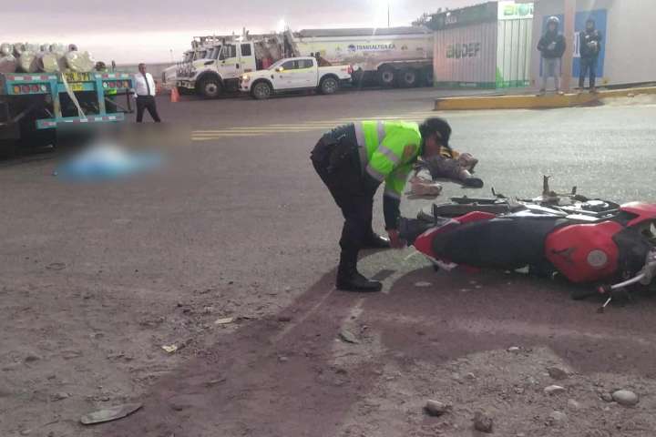 Arequipa: Dos motociclistas mueren tras chocar contra tráiler en la Panamericana Sur
