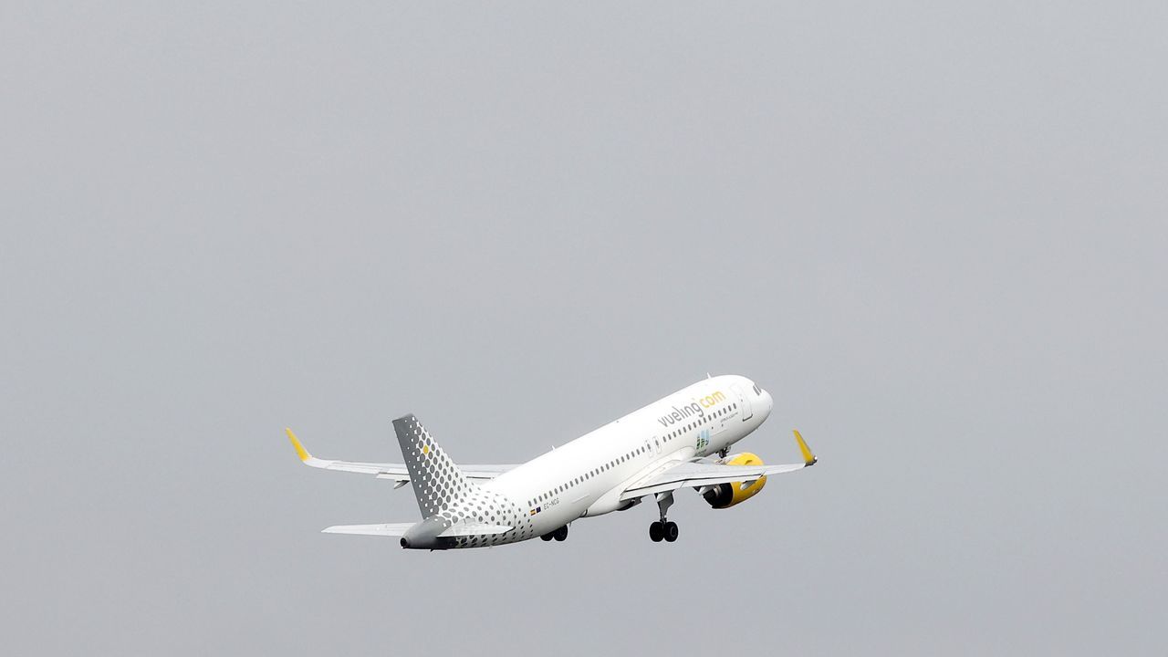 Vueling reacciona a los recortes de Ryanair en Santiago incrementando un 15 % sus plazas para la campaña de invierno