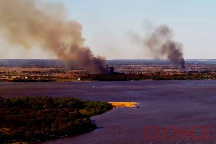 Incendio en islas de Santa Fe generó columnas de humo visibles desde Paraná