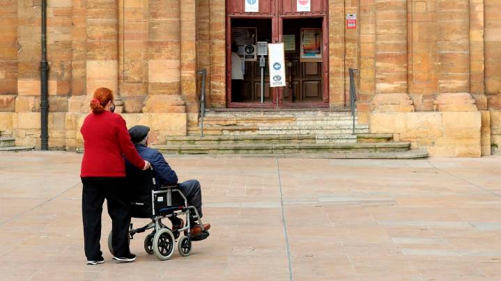 La otra conciliación: las trabajadoras de Asturias que se enfrentan al reto de cuidar a sus mayores