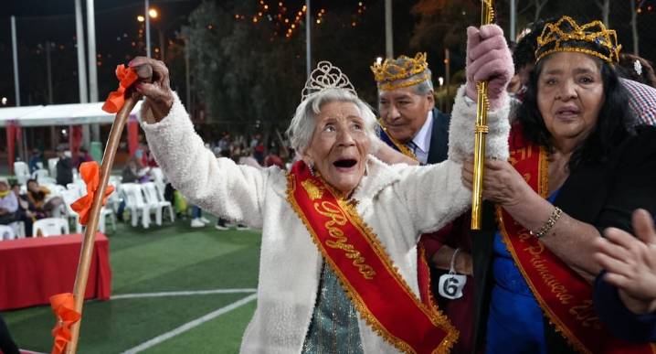 A los 90 años, doña Carmen es coronada Reina de la Primavera en San Juan de Lurigancho