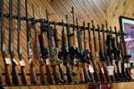 Gobierno de Trump busca vía legal para prohibir que personas trans posean armas, según CNN