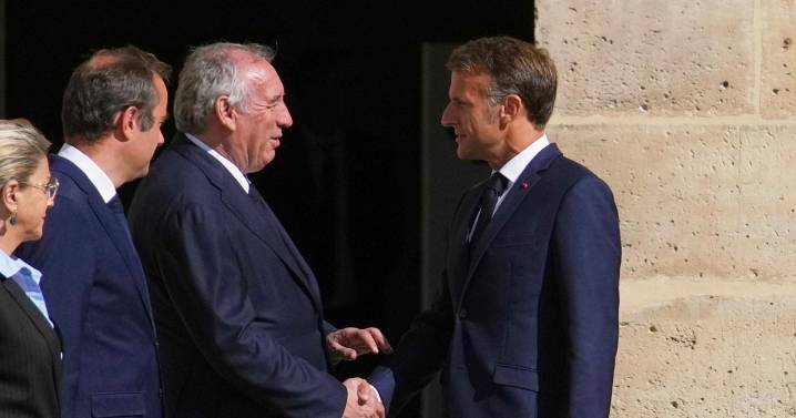 Bayrou presenta su dimisión a Macron, que se prepara para nombrar un nuevo primer ministro