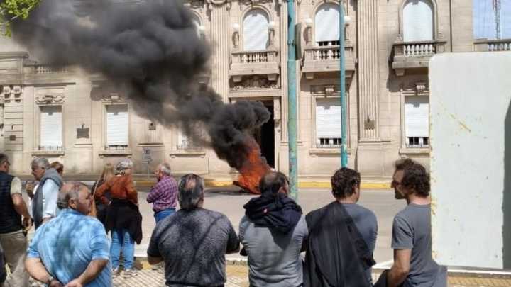 Productores rurales tomaron el municipio de 9 de Julio e increparon a intendenta del PRO