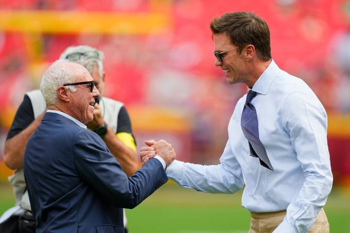 Deadspin | Antonio Pierce raises concerns about Tom Brady's dual role