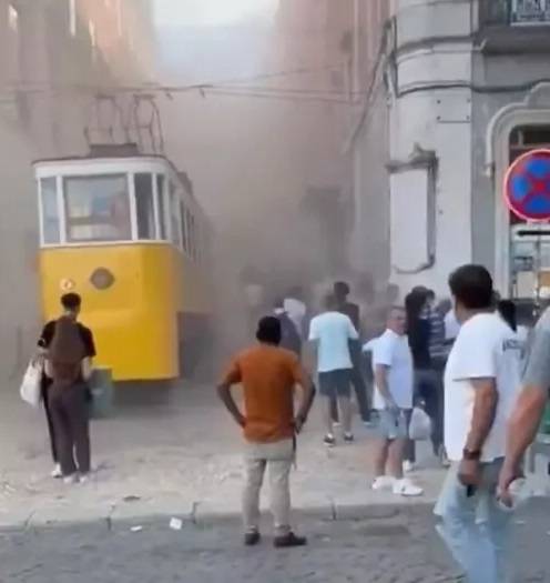 Varios muertos al descarrilar famoso funicular turístico del centro de Lisboa