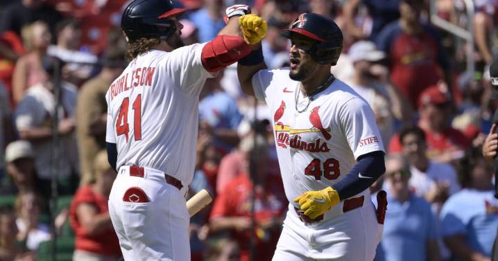 Herrera homers and the Cardinals delay the Brewers' celebration with a 5
