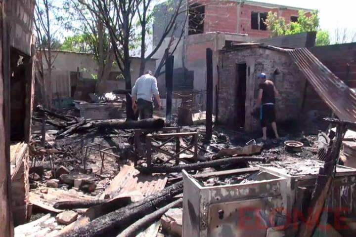 Nene que manipulaba un encendedor provocó el incendio de una casa en Paraná: perdieron todo