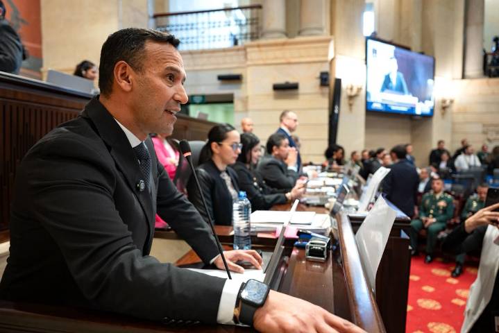 Negada moción de censura contra MinDefensa Pedro Sánchez Suárez