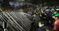 Marcha contra extorsiones deja varios heridos, entre ellos un policía con quemaduras tras enfrentamientos (FOTOS)