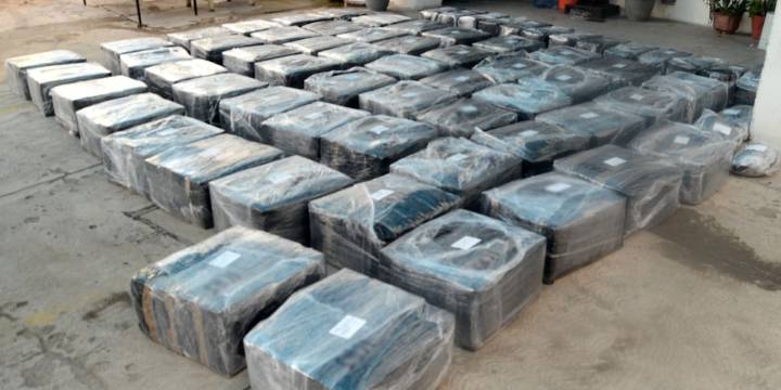 Procesan a hombre que transportaba más de una tonelada de metanfetamina oculta en un tractocamión en Mazatlán, Sinaloa