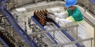 Aumento del salario mínimo de 2026 vendrá con gran noticia para quienes trabajan domingos y festivos: así les subirá el pago