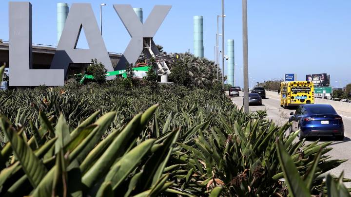 ¿Por qué desmontan el letrero de LAX, el ícono más famoso del aeropuerto de Los Ángeles?