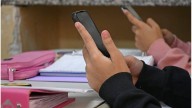 El gobierno de Santa Fe reforzará la prohibición total del uso de celular en el primario