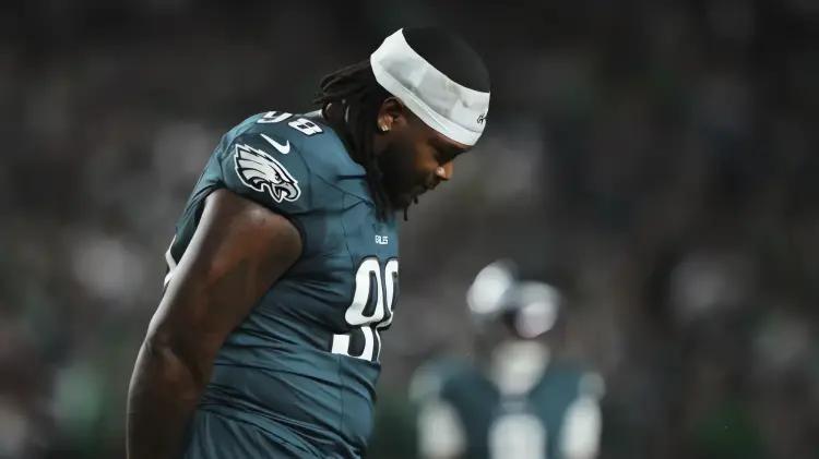 Jalen Carter expulsado por escupir a Dak Prescott en polémica jugada