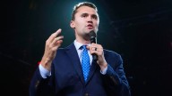 Charlie Kirk, figura clave de la ultraderecha en EEUU, recibe un disparo en una conferencia en una universidad de Utah