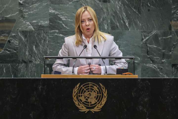 Meloni advierte contra políticas migratorias de ONU y la UE que “protegen a criminales”