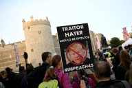 Grupo anti-Trump proyecta sobre el castillo de Windsor fotos con Epstein