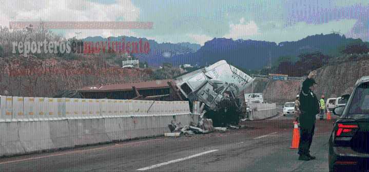 TRÁILER SE QUEDÓ SIN FRENOS, INTENTÓ PARAR EN LA RAMPA, PERO SALIÓ VOLANDO Y QUEDÓ DESTROZADO EN HUIXQUILUCAN