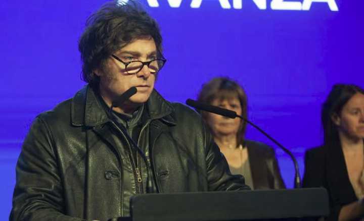 Tras la dura derrota Milei reúne a su gabinete