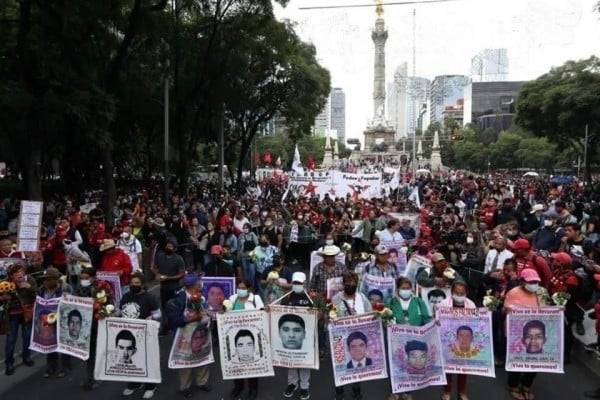 Convocan a marcha nacional por los 43 de Ayotzinapa
