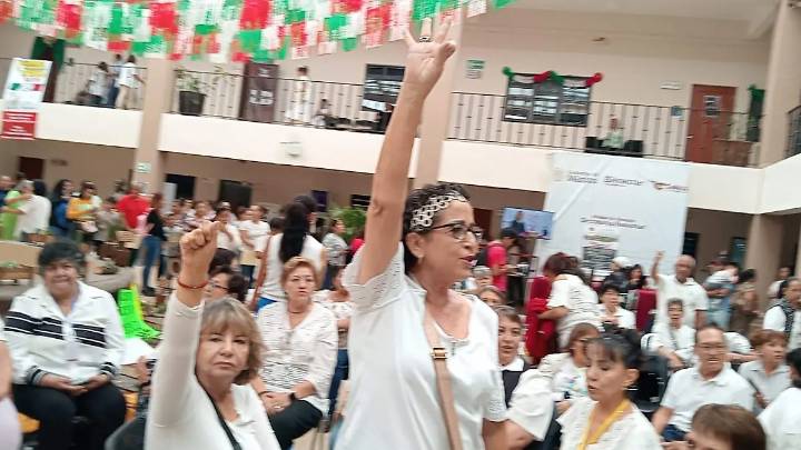 Jubilados y pensionados de Celaya mantienen plantón tras reunión fallida con autoridades