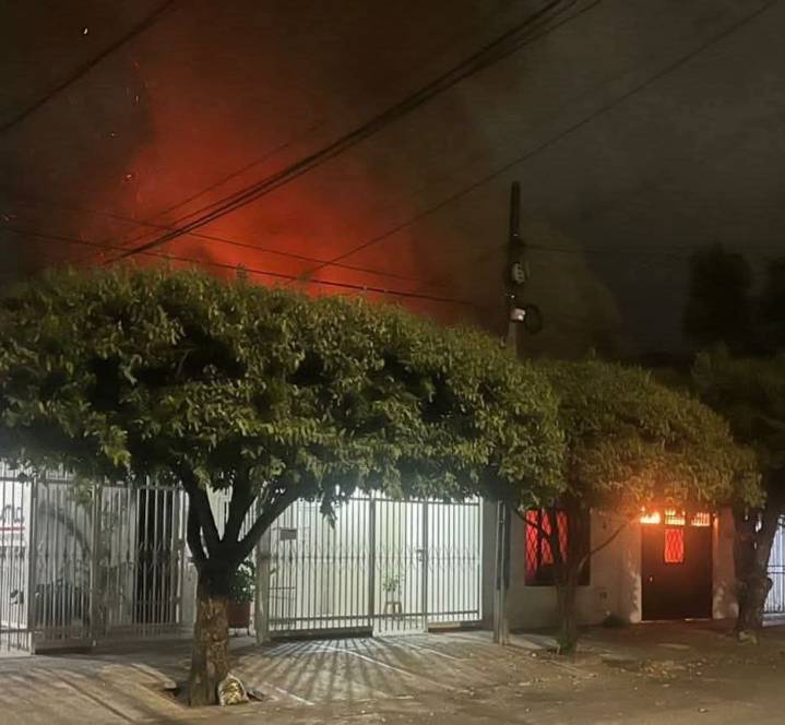 Incendio consumió por completo un local comercial en Neiva