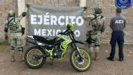 Ejército y AEI aseguran motocicleta y droga en la avenida Niños Héroes