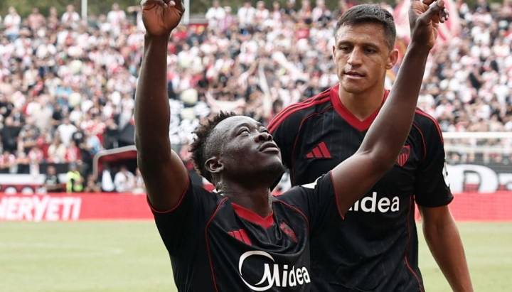 "Le da mucho sentido": Alexis brilla en triunfo del Sevilla y así reaccionó la prensa española