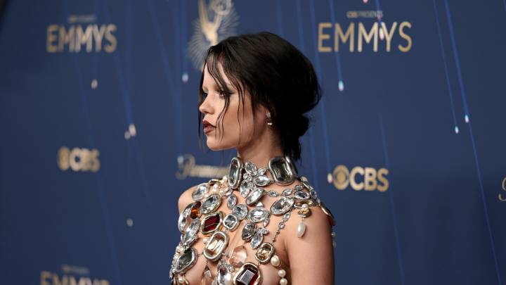 Premios Emmys 2025: Jenna Ortega nos ha cautivado con su arriesgado vestido negro con joyería