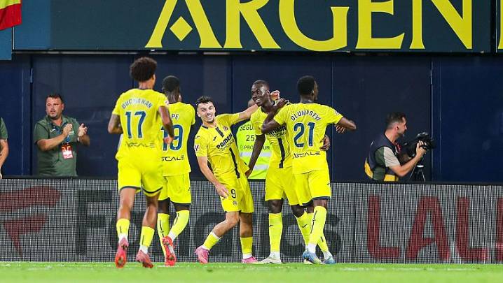 El Villarreal remonta ante 10 para seguir en puestos de Champions League
