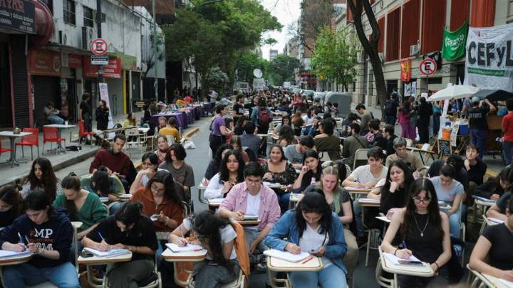 Clases en las calles contra veto de Milei a fondos universitarios (+Foto)