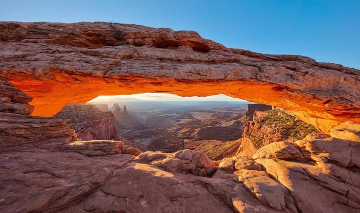 Woman dies after collapsing on Mesa Arch Trail in Canyonlands