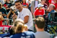 Crimen de Charlie Kirk: el FBI difundió fotos del presunto tirador y halló un rifle de alta potencia