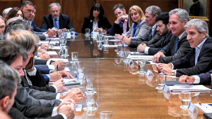 Luis Caputo: "La gente va a tener que decidir si quiere esto o comunismo en 2027"