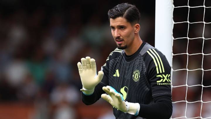 Man United's Bayindir to start ahead of Lammens