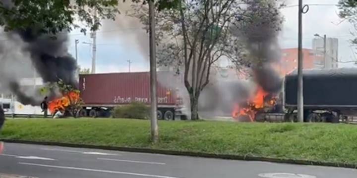 Caos en Cali: incineraron dos tractomulas y una motocicleta oficial fue hurtada frente a sede de la Univalle