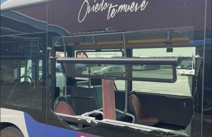 Rompen la luna lateral de un autobús urbano de TUA en Oviedo durante la jornada de huelga