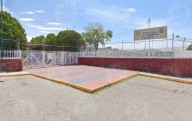Denuncian imposición de uniformes caros