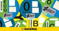 Las etiquetas en los parabrisas de los coches de la DGT tienen fecha de caducidad