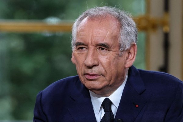 Bayrou inicia cuesta arriba una ronda con los partidos para evitar su caída