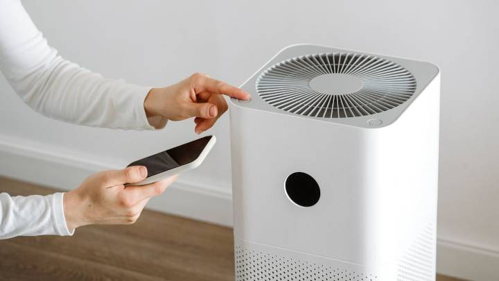 El pequeño aparato eléctrico que no debería faltar en casa si quiere eliminar el polvo y los malos olores sin esfuerzo