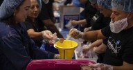 Voluntarios preparan millones de comidas para neoyorquinos en el 24to aniversario del 11
