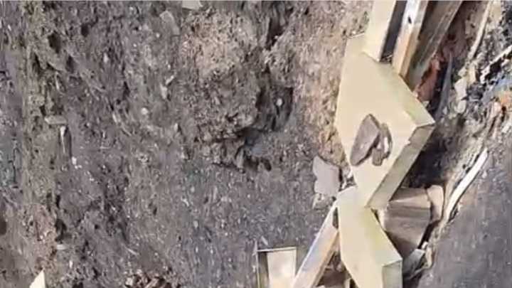 Manuel perdió casi 700 colmenas en los incendios de Ourense: "Fue bastante duro, ardieron muchas abejas y la zona quedó catastrófica"