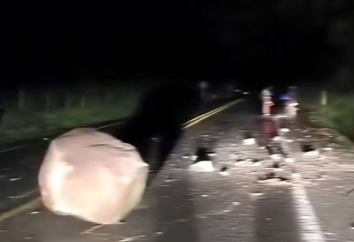 Derrumbe por poco mata a motociclista