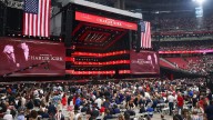El funeral de Charlie Kirk congrega a más de 100.000 personas en Arizona, incluyendo a Trump