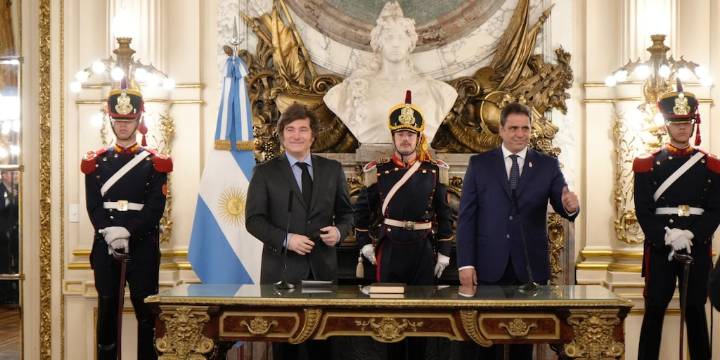 El Gobierno transfirió $12.500 millones a cuatro provincias y el nuevo ministro del Interior prometió una relación “más fluida” con los gobernadores