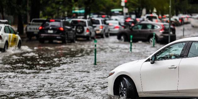 Lluvia en la ZMG colapsa avenidas y provoca suspensión del Tren Ligero y Mi Macro Calzada