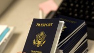 La administración Trump pide a la Corte Suprema que restablezca la política que prohibía autodefinirse como transgénero o no binario en los pasaportes